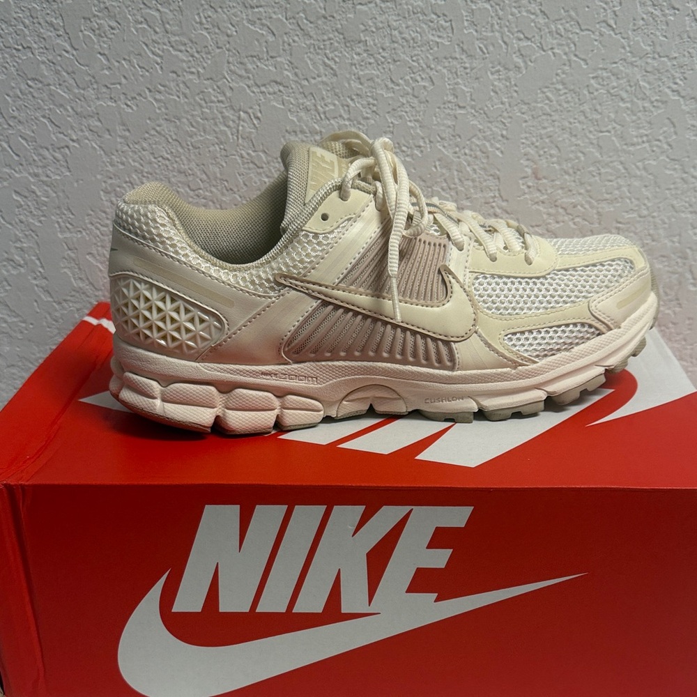 Nike Zoom Vomero 5 Off White Athletic Sneakers Womans 9.5